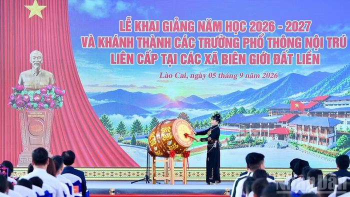 Hiệu trưởng Trường phổ thông nội trú liên cấp tiểu học và trung học cơ sở Mường Khương, tỉnh Lào Cai, thực hiện nghi thức đánh trống khai giảng năm học mới. (Ảnh: THANH GIANG)