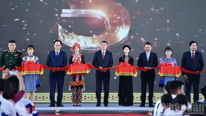 Thủ tướng Chính phủ Lê Minh Hưng và các đồng chí lãnh đạo thực hiện nghi thức khánh thành đồng loạt các trường phổ thông nội trú liên cấp tại các xã biên giới đất liền. (Ảnh: THANH GIANG)