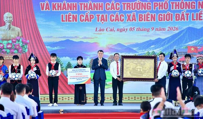 Thủ tướng Chính phủ Lê Minh Hưng trao quà của Tổng Bí thư, Chủ tịch nước Tô Lâm tặng học sinh các trường; trao sách giáo khoa, sách tham khảo tặng học sinh Trường phổ thông nội trú tiểu học và trung học cơ sở Mường Khương. (Ảnh: THANH GIANG)