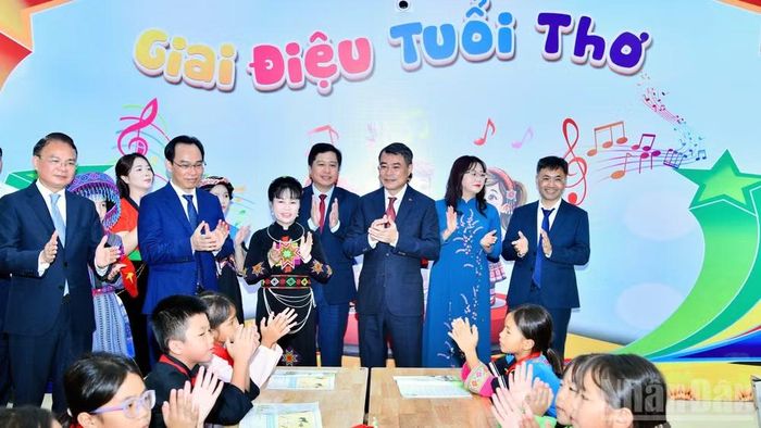Thủ tướng Chính phủ Lê Minh Hưng thăm một lớp học nhạc của Trường phổ thông nội trú tiểu học và trung học cơ sở Mường Khương. (Ảnh: THANH GIANG)