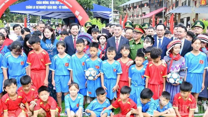 Thủ tướng Lê Minh Hưng trao quà của Tổng Bí thư, Chủ tịch nước Tô Lâm là các quả bóng đá tặng các em học sinh Trường phổ thông nội trú tiểu học và trung học cơ sở Mường Khương. (Ảnh: THANH GIANG)