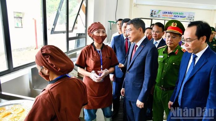Thủ tướng Chính phủ Lê Minh Hưng thăm khu vực bếp ăn của Trường phổ thông nội trú tiểu học và trung học cơ sở Mường Khương. (Ảnh: THANH GIANG)