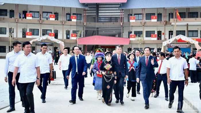 Thủ tướng Chính phủ Lê Minh Hưng thăm cơ sở vật chất Trường phổ thông nội trú tiểu học và trung học cơ sở Mường Khương. (Ảnh: THANH GIANG)