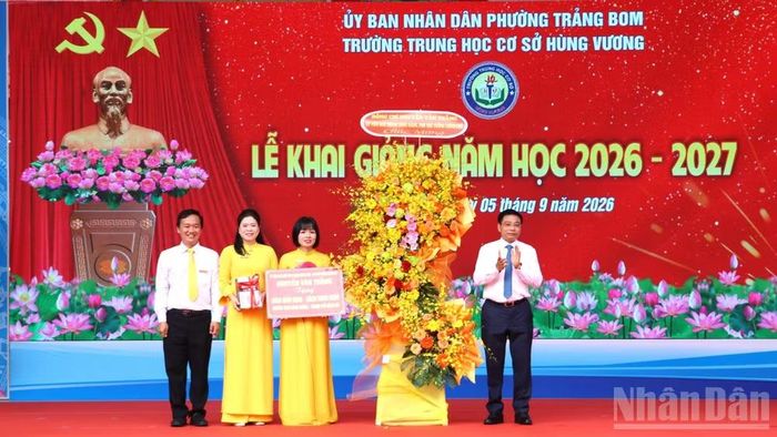 Phó Thủ tướng Chính phủ Nguyễn Văn Thắng tặng hoa và sách giáo khoa cho Trường trung học cơ sở Hùng Vương, phường Trảng Bom, thành phố Đồng Nai. (Ảnh: THIÊN VƯƠNG)