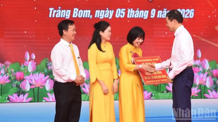 Bí thư Thành ủy Đồng Nai Vũ Hồng Văn trao 100 suất học bổng tặng các em học sinh nhà trường. (Ảnh: THIÊN VƯƠNG)