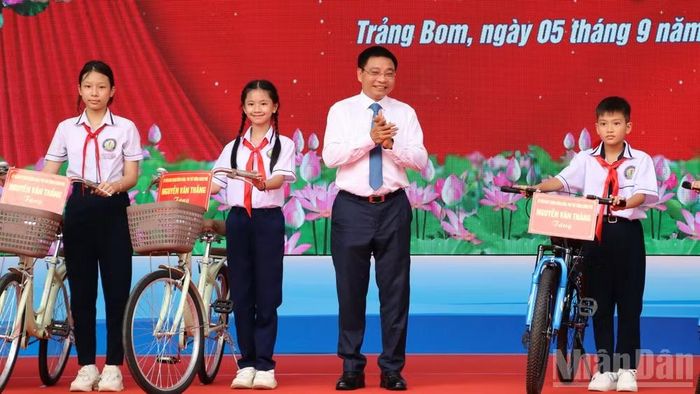 Phó Thủ tướng Chính phủ Nguyễn Văn Thắng trao tặng xe đạp cho học sinh vượt khó học giỏi Trường trung học cơ sở Hùng Vương. (Ảnh: THIÊN VƯƠNG)