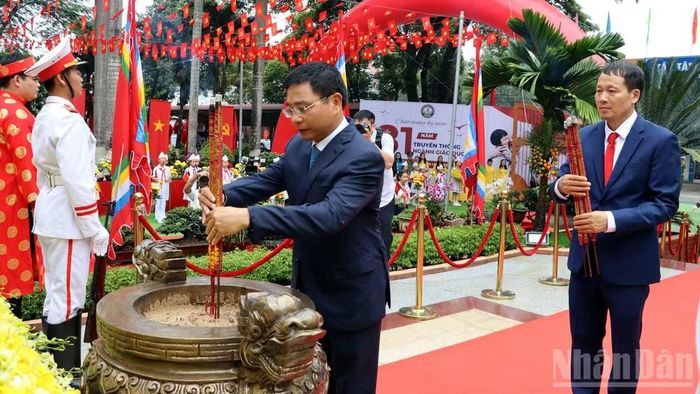 Phó Thủ tướng Nguyễn Văn Thắng và Bí thư Thành ủy Đồng Nai Vũ Hồng Văn dâng hương tại tượng đài Quốc tổ Hùng Vương trong khuôn viên Trường trung học cơ sở Hùng Vương. (Ảnh: THIÊN VƯƠNG)