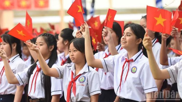 Học sinh Trường trung học cơ sở Hùng Vương hân hoan tham dự lễ khai giảng năm học mới. (Ảnh: THIÊN VƯƠNG)