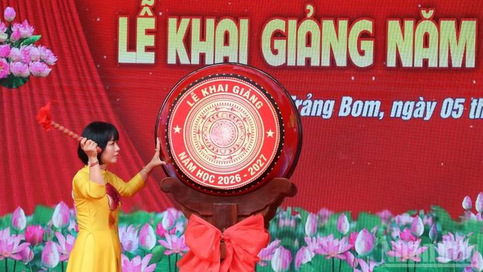 Cô giáo Hoàng Thị Trà Giang, Hiệu trưởng Trường trung học cơ sở Hùng Vương, phường Trảng Bom, thành phố Đồng Nai, thực hiện nghi thức đánh trống khai giảng năm học mới. (Ảnh: THIÊN VƯƠNG)