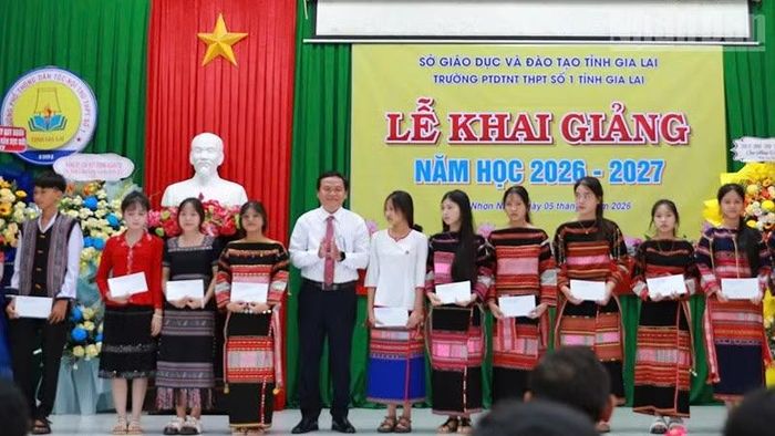 Tặng học bổng cho học sinh Trường phổ thông dân tộc nội trú trung học phổ thông số 1 tỉnh Gia Lai. (Ảnh: PHÚC THẮNG)