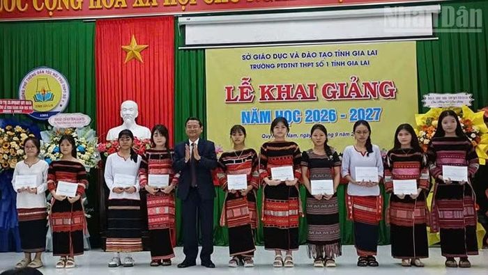 Đồng chí Nguyễn Tự Công Hoàng, Phó Chủ tịch Ủy ban nhân dân tỉnh Gia Lai tặng quà cho học sinh Trường phổ thông dân tộc nội trú trung học phổ thông số 1 tỉnh Gia Lai. (Ảnh: PHÚC THẮNG)