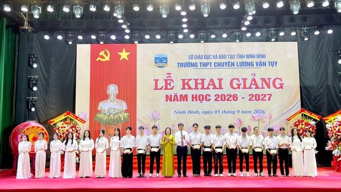 Các em học sinh nhận quà tại buổi lễ. (Ảnh: YẾN TRINH)