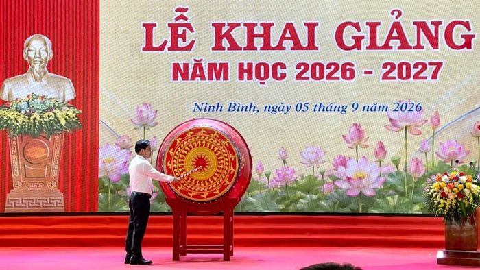 Lãnh đạo Trường trung học phổ thông chuyên Lương Văn Tụy thực hiện nghi thức đánh trống khai giảng năm học 2026-2027. (Ảnh: YẾN TRINH)
