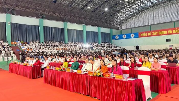 Các đại biểu và các học sinh tham dự buổi lễ. (Ảnh: YẾN TRINH)