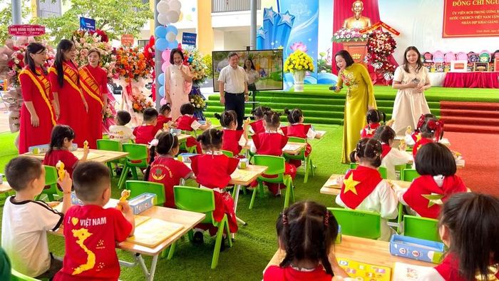 Đồng chí Nguyễn Thị Thanh giao lưu, chia sẻ với các em học sinh. (Ảnh: YẾN TRINH)