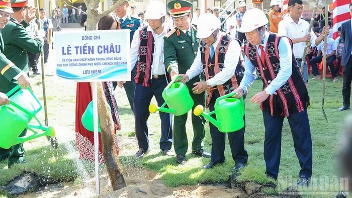 Phó Thủ tướng Lê Tiến Châu cùng các đại biểu trồng cây nhân ngày khai giảng năm học 2026-2027. (Ảnh: CÔNG VINH)