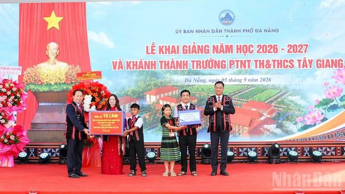 Phó Thủ tướng Lê Tiến Châu (bên trái) và Bí thư Thành ủy Đà Nẵng Lê Ngọc Quang (bên phải) trao những phần quà ý nghĩa của Tổng Bí thư, Chủ tịch nước Tô Lâm và Phu nhân gửi tặng thầy trò nhà trường.
