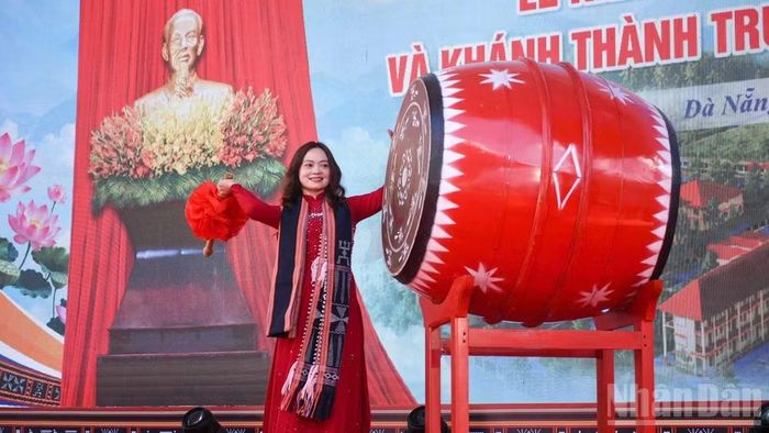 Hiệu trưởng nhà trường thực hiện nghi thức đánh trống khai mạc. (Ảnh: CÔNG VINH)