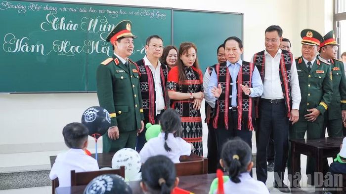 Phó Thủ tướng Lê Tiến Châu cùng các đại biểu gặp gỡ và động viên tập thể giáo viên, học sinh nhà trường bước vào năm học mới. (Ảnh: CÔNG VINH)