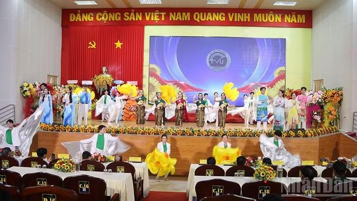 Tiết mục văn nghệ chào mừng Lễ khai giảng năm học mới của Đại học Trà Vinh, tỉnh Vĩnh Long. (Ảnh: MINH KHỞI)