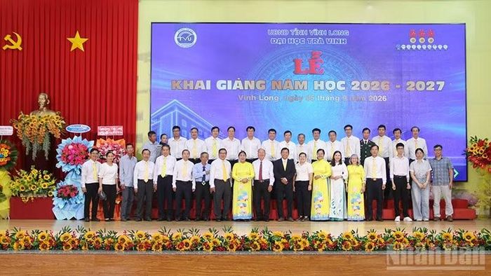 Cán bộ, giảng viên, sinh viên Đại học Trà Vinh, tỉnh Vĩnh Long, cùng chụp ảnh lưu niệm tại buổi lễ khai giảng năm học mới. (Ảnh: MINH KHỞI)