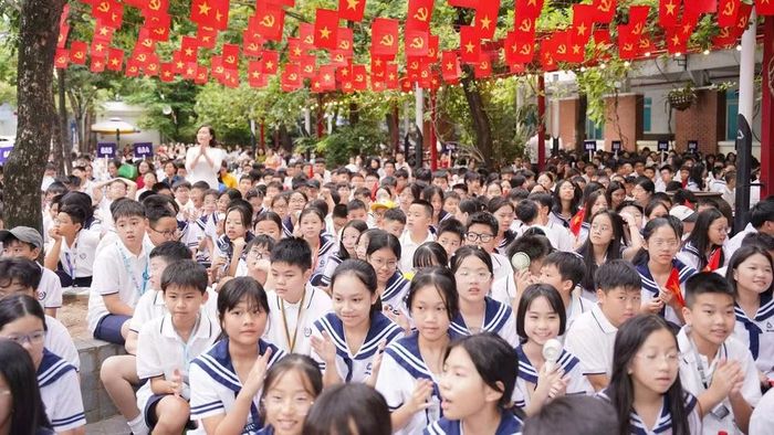 Niềm hân hoan chào mừng năm học mới. (Ảnh: NTCC)