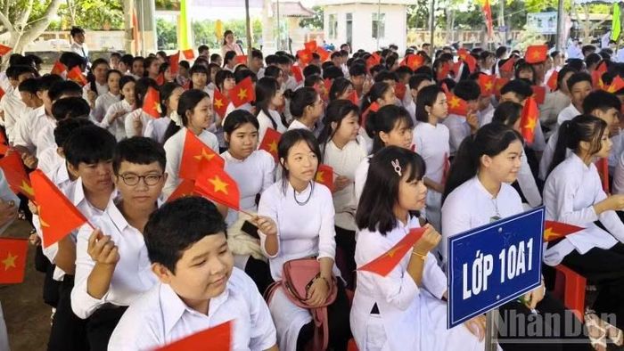 Học sinh Trường trung học cơ sở, trung học phổ thông Lương Thế Vinh dự khai giảng năm học mới. (Ảnh: HOÀNG TRUNG)