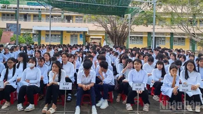 Học sinh Trường trung học phổ thông Lê Hoàng Chiếu dự khai giảng năm học mới. (Ảnh: HOÀNG TRUNG)