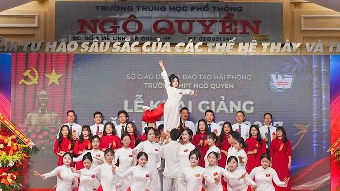 Học sinh Trường trung học phổ thông Ngô Quyền biểu diễn văn nghệ trong ngày khai giảng năm học mới 2026-2027. (Ảnh: ĐÀM THANH)
