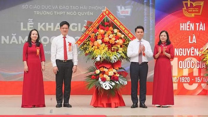 Đồng chí Lê Ngọc Châu, Bí thư Thành ủy, Trưởng Đoàn đại biểu Quốc hội thành phố Hải Phòng chúc mừng thầy và trò Trường trung học phổ thông Ngô Quyền ngày khai giảng năm học mới 2026-2027. (Ảnh: ĐÀM THANH)
