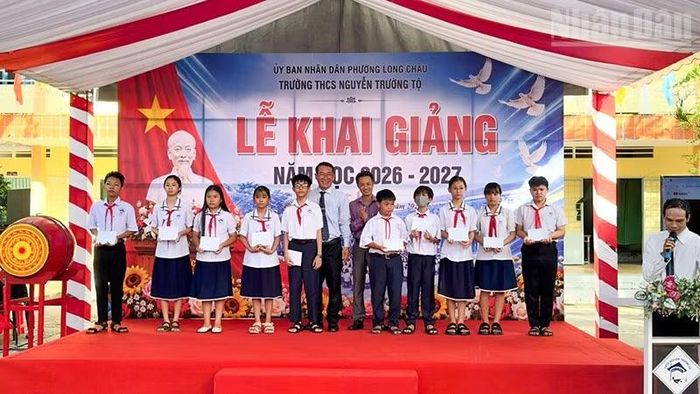 Trao học bổng cho học sinh Trường trung học cơ sở Nguyễn Trường Tộ. (Ảnh: BÁ DŨNG)