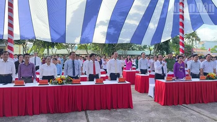 Chủ tịch Ủy ban nhân dân tỉnh Vĩnh Long Trần Trí Quang cùng đại biểu thực hiện nghi thức chào cờ. (Ảnh: BÁ DŨNG)