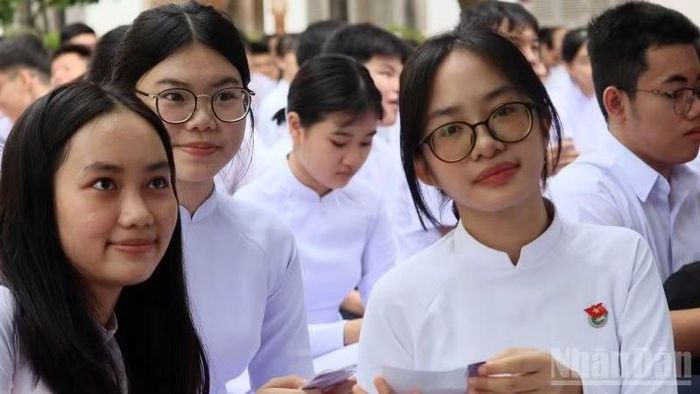 Em Phạm Hiền Duyên Lâm, lớp 10A5, Trường trung học phổ thông Lý Tự Trọng, cùng bạn trong lễ khai giảng. (Ảnh: VŨ TÂN)