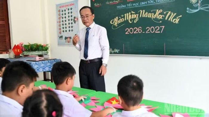 Thầy giáo Phan Quang Tuấn, Trường tiểu học Sinh Tồn, gặp gỡ học sinh sau khi khai giảng. (Ảnh: CTV)