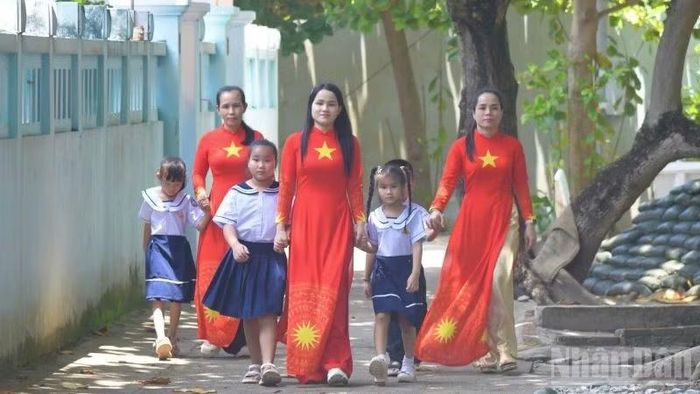 Phụ huynh trên Đặc khu Trường Sa rực rỡ trong tà áo dài đưa con đến trường. (Ảnh:CTV)