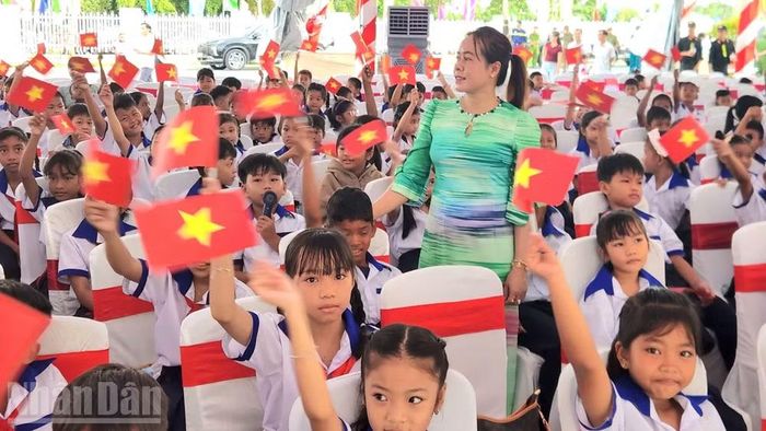 Cô và trò Trường phổ thông nội trú tiểu học và trung học cơ sở Giang Thành trong ngày khai giảng và khánh thành trường. (Ảnh: QUỐC TRINH)