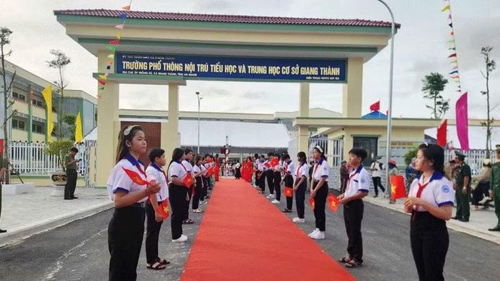 Học sinh Trường phổ thông nội trú tiểu học và trung học cơ sở Giang Thành trong năm học mới. (Ảnh: QUỐC TRINH).