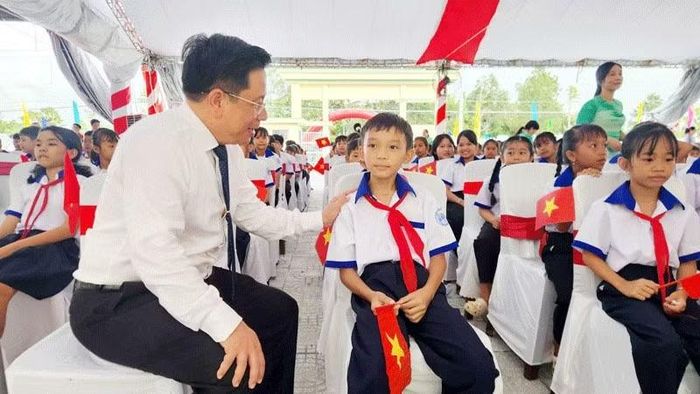 Lãnh đạo tỉnh An Giang gặp học sinh Trường phổ thông nội trú tiểu học và trung học cơ sở Giang Thành. (Ảnh: QUỐC TRINH).