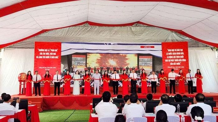 Các đại biểu cắt băng khánh thành Trường phổ thông nội trú tiểu học và trung học cơ sở Giang Thành. (Ảnh: QUỐC TRINH)