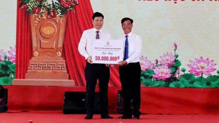 Lãnh đạo Công ty cổ phần khoáng sản Thuận Phong tặng quà hỗ trợ các hoạt động Trường phổ thông nội trú tiểu học và trung học cơ sở Giang Thành năm học mới. (Ảnh: QUỐC TRINH)