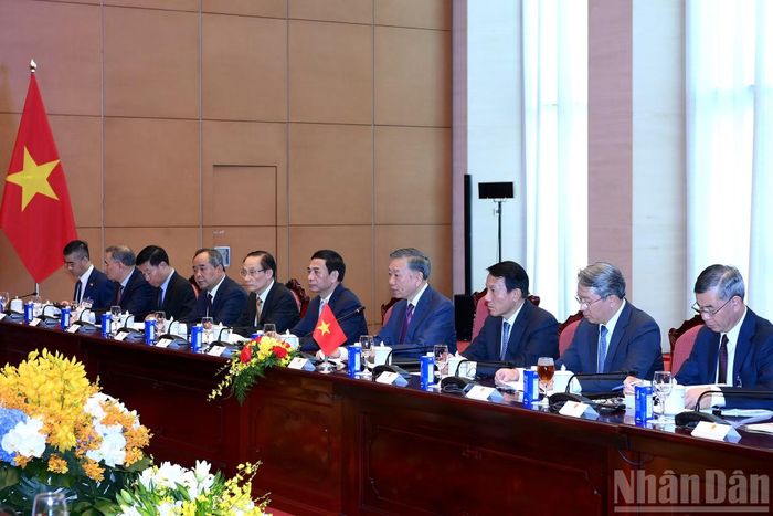 Tổng Bí thư, Chủ tịch nước Tô Lâm và các đại biểu cấp cao Việt Nam tại hội đàm với Tổng thống Myanmar Min Aung Hlaing.