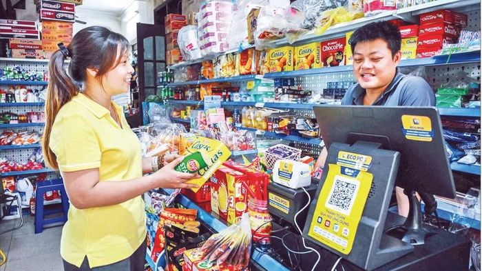 Người dân mua sắm hàng hóa tại một hộ kinh doanh nhỏ lẻ trên địa bàn thành phố Hà Nội. (Ảnh THÀNH ĐẠT)