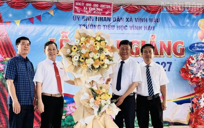 Lãnh đạo Đảng ủy, Ủy ban nhân dân xã Vĩnh Hậu tặng hoa chúc mừng năm học mới cho Ban Giám hiệu Trường tiểu học Vĩnh Hậu. (Ảnh: ĐẶNG THẾ VĨNH)