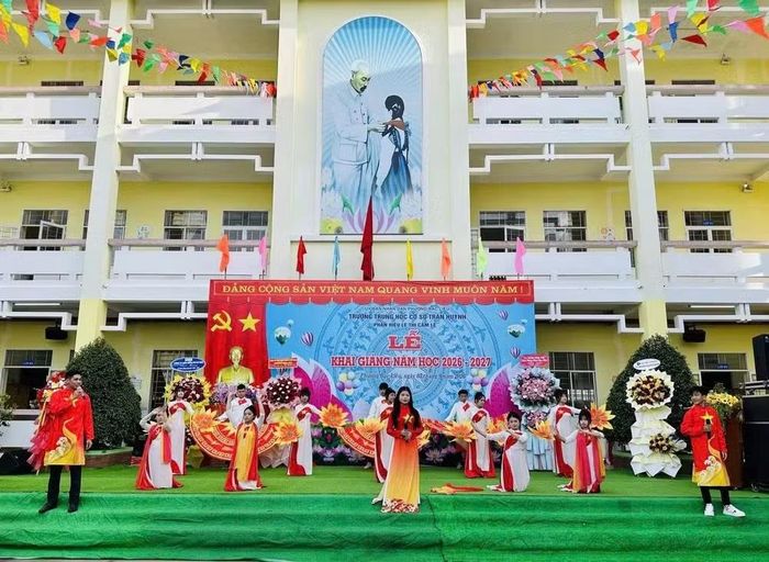 Một tiết mục văn nghệ đặc sắc của học sinh Trường trung học cơ sở Trần Huỳnh (Phân hiệu Lê Thị Cẩm Lệ, phường Bạc Liêu) trong lễ khai giảng năm học mới 2026-2027. (Ảnh: TRỌNG DUY)