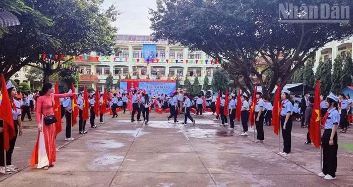 Học sinh Trường trung học cơ sở Võ Thị Sáu, phường Bạc Liêu phấn khởi, nô nức trong ngày khai trường. (Ảnh: PHẠM THÀNH ĐÔNG)