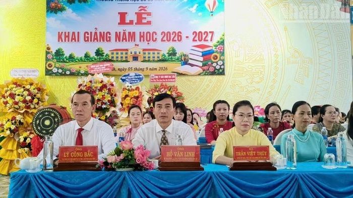 Các đồng chí lãnh đạo Đảng ủy và Ủy ban nhân dân xã Hòa Bình dự Lễ khai giảng năm học mới tại một số trường trên địa bàn. (Ảnh lãnh đạo xã cung cấp)
