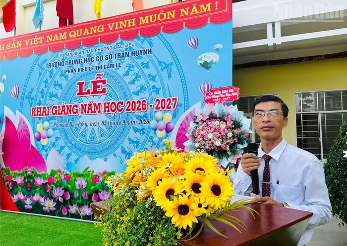 Thầy giáo Trần Văn Thịnh, Phó Bí thư Chi bộ, Phó Hiệu trưởng Trường trung học cơ sở Trần Huỳnh (Phân hiệu Lê Thị Cẩm Lệ), phát biểu ý kiến, hạ quyết tâm phấn đấu trong năm học mới. (Ảnh: TRỌNG DUY)