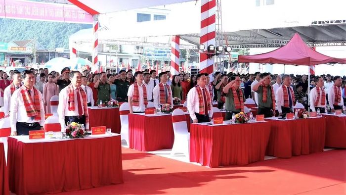 Các đại biểu Trung ương và tỉnh Nghệ An dự Lễ khai giảng tại điểm cầu Trường phổ thông nội trú tiểu học và trung học cơ sở xã Anh Sơn. (Ảnh: TTH)