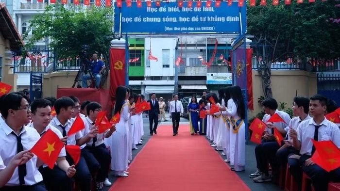 Đồng chí Trần Lưu Quang, Ủy viên Bộ Chính trị, Bí thư Thành ủy Thành phố Hồ Chí Minh dự Lễ khai giảng Trường trung học phổ thông Trần Khai Nguyên (Ảnh: Thế Anh)