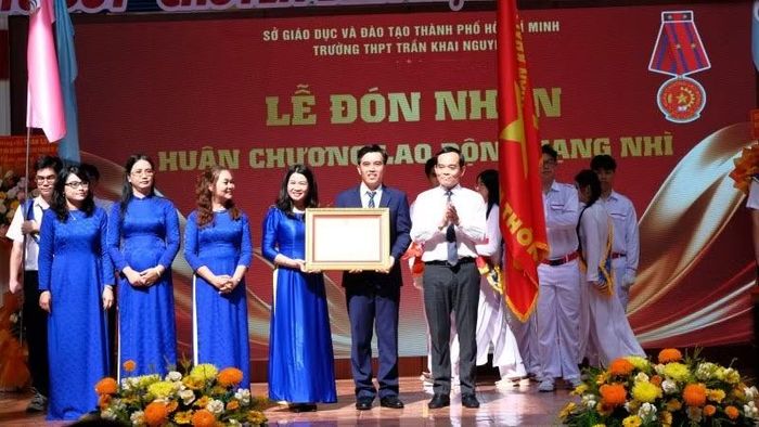 Trường trung học phổ thông Trần Khai Nguyên vinh dự đón nhận Huân chương Lao động hạng Nhì. (Ảnh: Thế Anh)